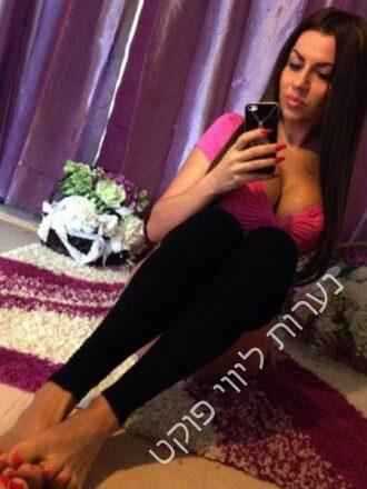 נעומי – הסטודנטית הכי שובבה בת 24 בקרית אתא